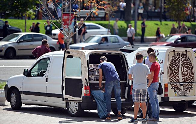 У Києві легально встановлені об’єкти пересувної торгівлі позначатимуть голограмою