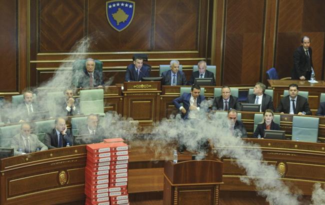 У Косово депутати застосували сльозогінний газ у залі парламенту