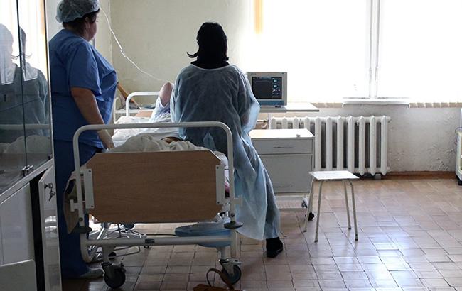 Дівчина в лікарні: у Тернополі студентки жорстоко побили одногрупницю