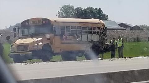 У США в шкільний автобус в'їхала вантажівка, постраждали 20 людей