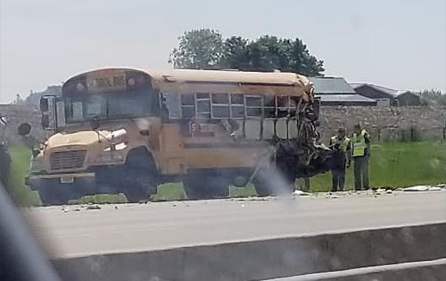 В США в школьный автобус въехал грузовик, пострадали 20 человек