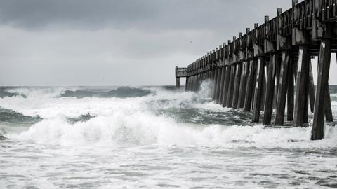 Ураган "Нейт" ослаб до тропічного шторму