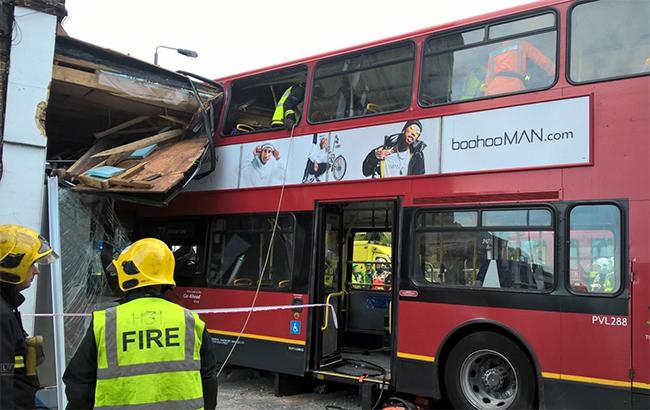 В Лондоне двухэтажный автобус с пассажирами врезался в магазин, есть пострадавшие