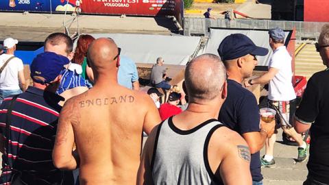 "Сюжети про англо-бандерівців": в РФ британські вболівальники викинули в смітник Леніна