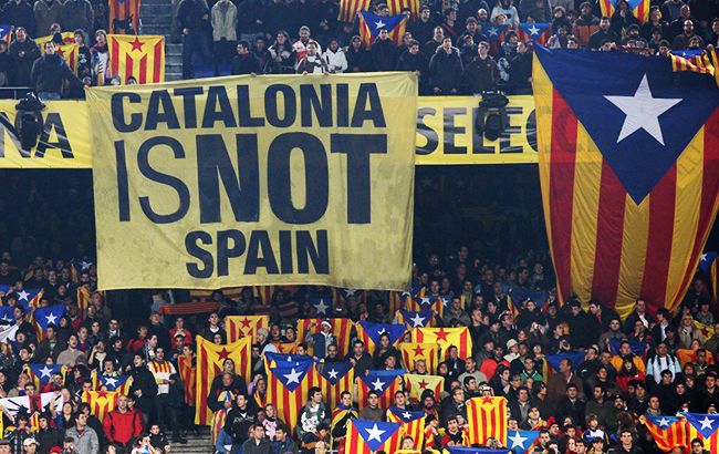 Референдум в Каталонии: полиция блокирует участок, где должен голосовать лидер Каталонии