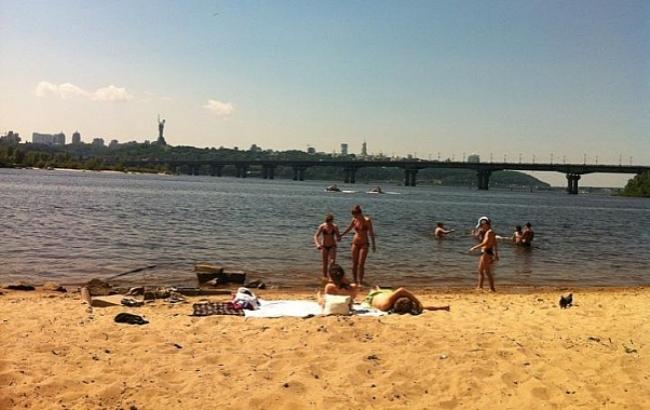 У киевлян пытаются отобрать единственный пляж у метро "Славутич"