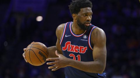 Центровой "Филадельфии" оформил данк после разворота: момент дня в НБА