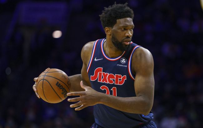 Центровой "Филадельфии" оформил данк после разворота: момент дня в НБА