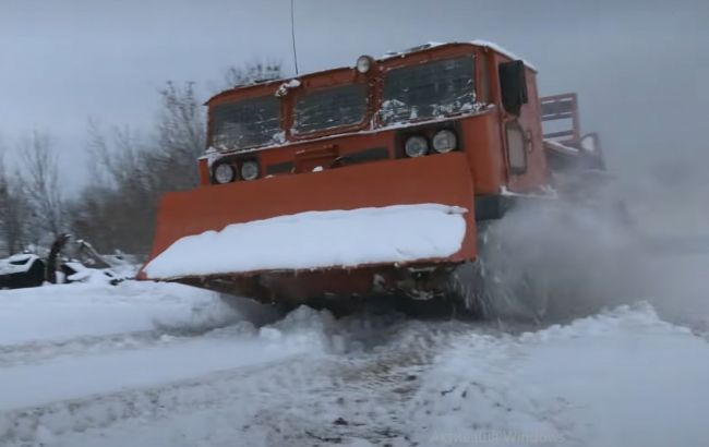 Вместо пушек - снег: в Харькове артиллерийский тягач приспособили для расчистки дорог