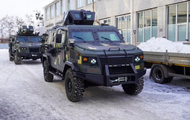 Новий бронеавтомобіль "Козак-7" вперше показали керівництву Збройних сил України