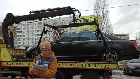 25 тисяч гривень штрафів: у Києві у злісної порушниці конфіскували елітний Mercedes