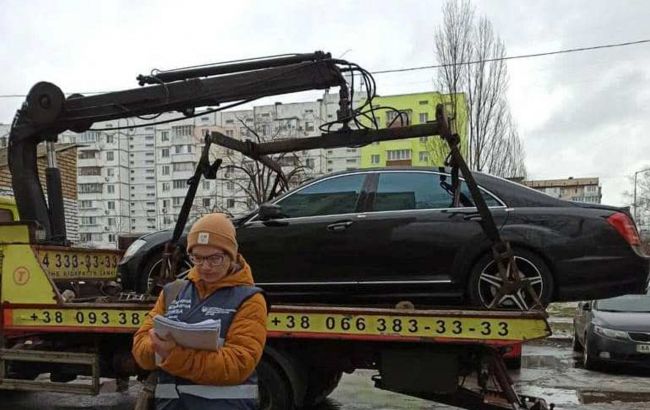 25 тысяч гривен штрафов: в Киеве у злостной нарушительницы конфисковали элитный Mercedes
