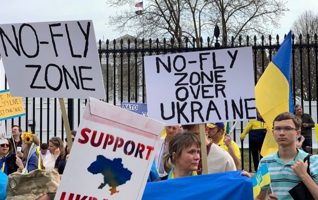 Под стенами Белого дома несколько тысяч человек требовали от США закрыть небо над Украиной