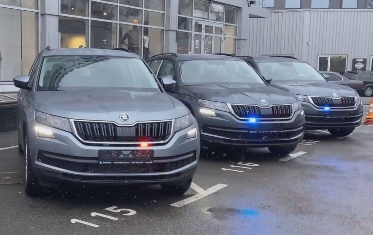 КрАЗ для перевозки танков и полицейские автомобили-фантомы. Главное из мира авто в Украине