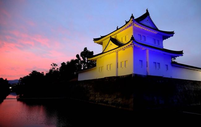 Замок Ніджьо в Кіото підсвітили кольорами українського прапора
