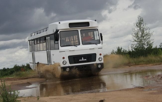 Люди на крыше: МАЗ выпустил необычные двухэтажные автобусы для Африки под чужим брендом