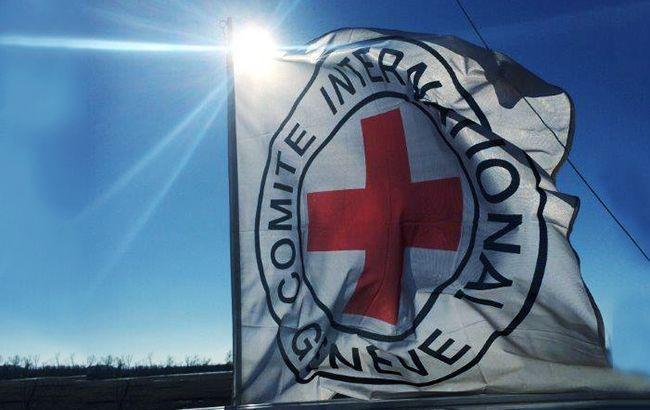 Червоний Хрест направив на Донбас 11 вантажівок з гумдопомогою