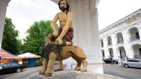 Малиновый Самсон: в Киеве изуродовали знаменитый фонтан