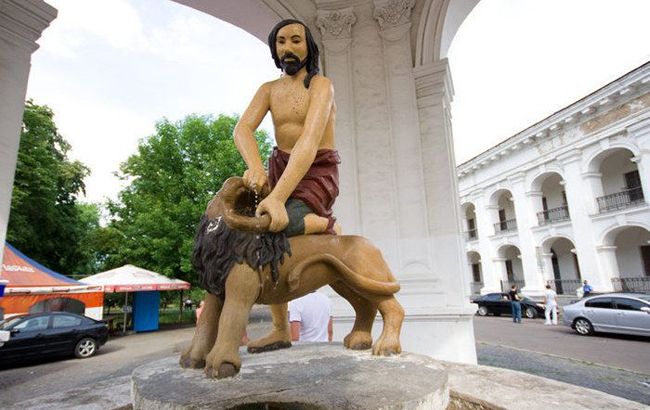Малиновый Самсон: в Киеве изуродовали знаменитый фонтан