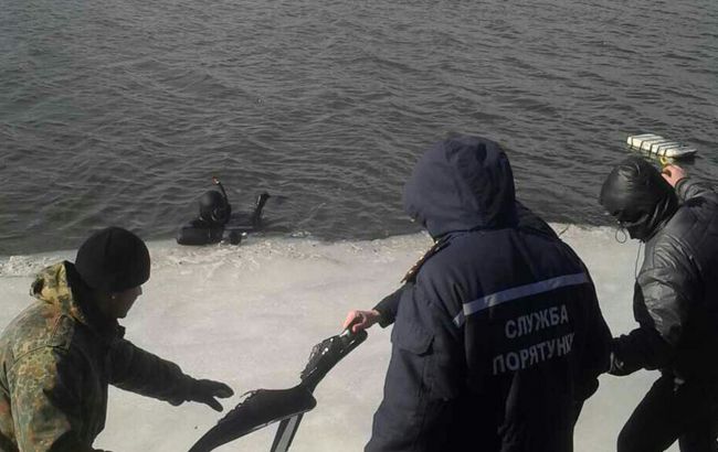 В Киеве водолазы достали из реки тело мужчины