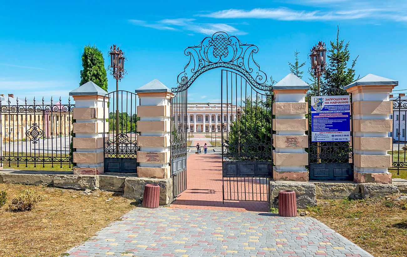 Польські маєтки й німецькі колонії: де знаходиться та як виглядає забута Європа в Україні