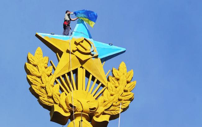 Обвиняемых в раскрашивании звезды на высотке в Москве признали политзаключенными