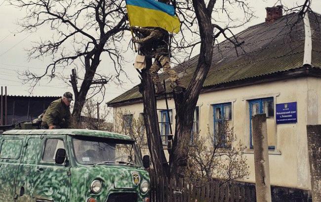 У Луганській обл. в село Лопаскине повернули український прапор