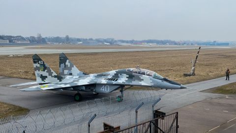 Воїни ЗСУ отримали оновлений винищувач МіГ: ефектні фото і відео