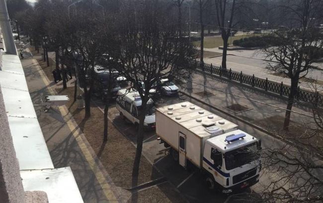 В Беларуси выходят на протесты уже 230 дней: в центр Минска стягивают спецтехнику