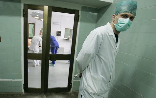 На Прикарпатье родственник пациентки избил сотрудников больницы (видео)