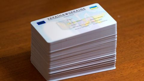 Украинцам рекомендуют переходить на ID-карты. Цифровизации паспортов-книжек не будет