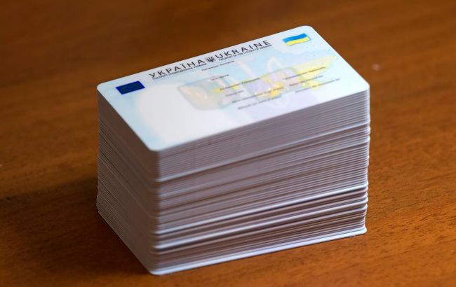 Українцям рекомендують переходити на ID-карти. Цифровізації паспортів-книжок не буде