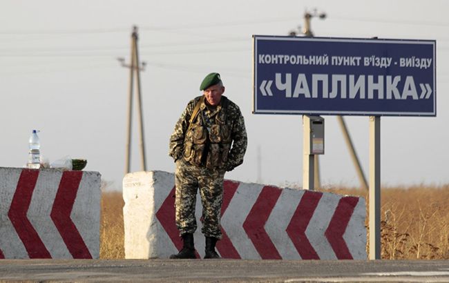 На двух КПВВ с оккупированным Крымом ограничили пропуск транспорта