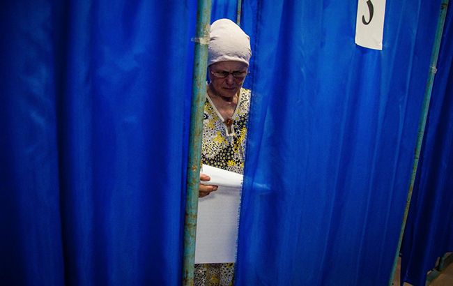 У Полтавській області виборці робили фото в кабінках: хотіли виграти iPhone