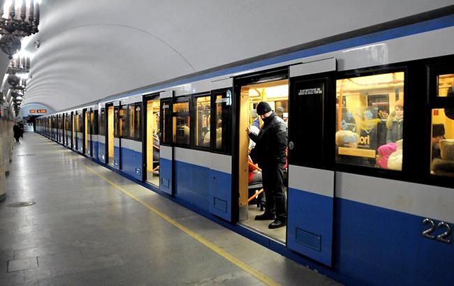 В Киеве возобновили движение поездов на красной ветке метро