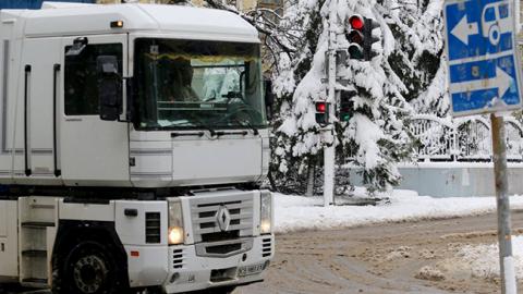 Непогода в Украине: в Киеве и нескольких областных центрах запретили движение грузовиков