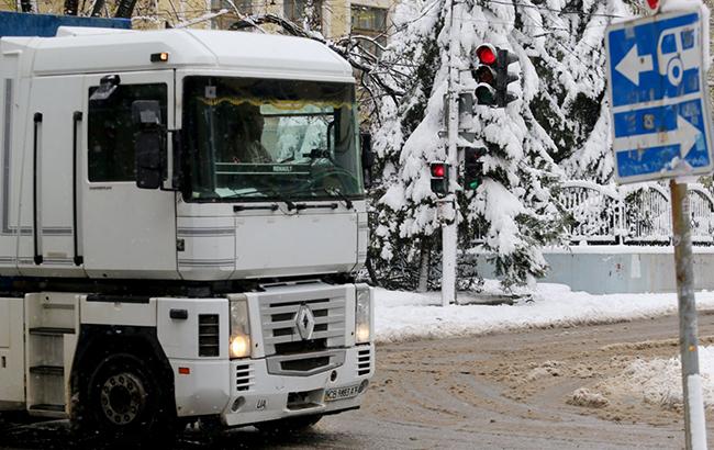 Негода в Україні: в Києві та кількох обласних центрах заборонили рух вантажівок