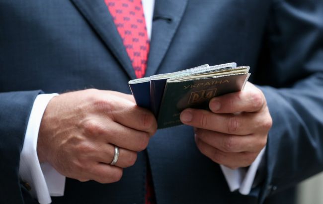 Двойное гражданство: какие ограничения ждут владельцев нескольких паспортов в Украине