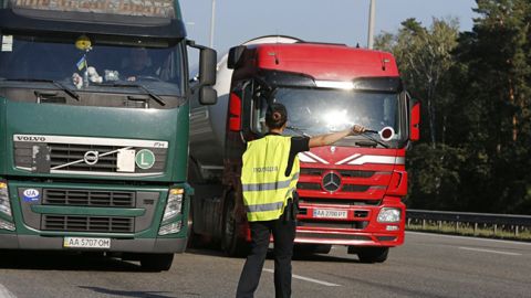 На дорогах начали действовать ограничения для грузовиков