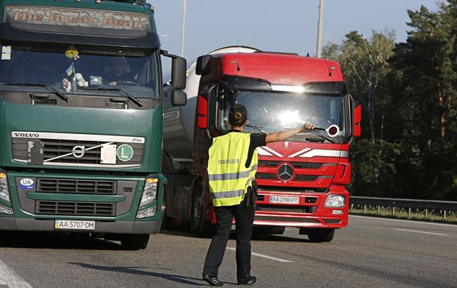 На дорогах начали действовать ограничения для грузовиков