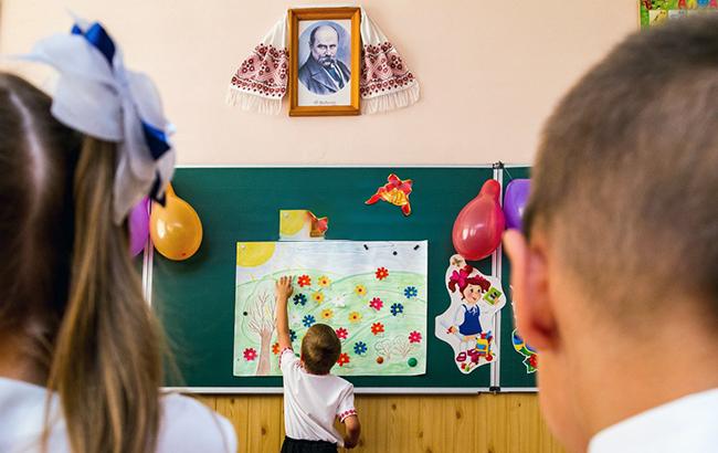 "Разборки" между родителями: в школе Одессы заметили вооруженных людей (видео)