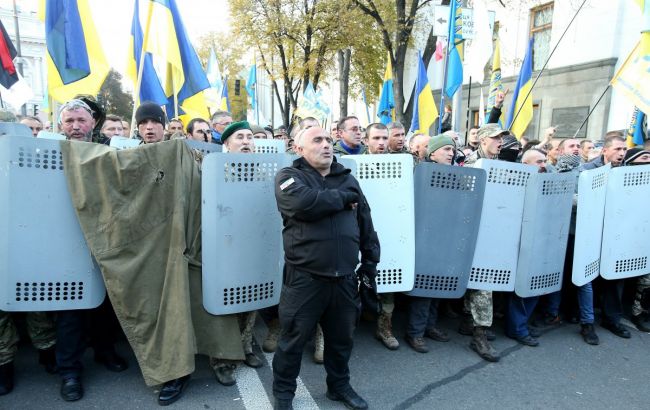 Число учасників мітингу під Радою зросла до тисячі