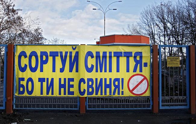 У Вінницькій області школяр прибирає село від сміття, щоб подати приклад іншим жителям (відео)