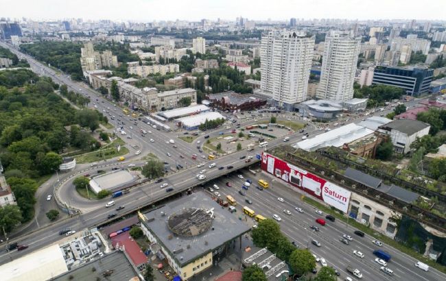 У Києві водії їздили по свіжоукладеному асфальту: відео викликало гнів у мережі
