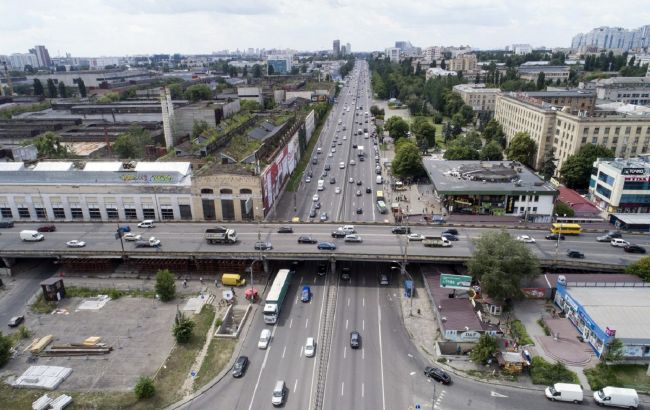У мережі з'явилося відео падіння стовпів на Шулявському мосту в Києві