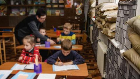 На Донбасі за чотири роки від обстрілів постраждало більше 700 шкіл