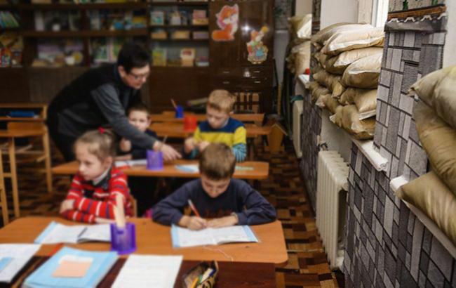 На Донбассе за четыре года от обстрелов пострадали более 700 школ