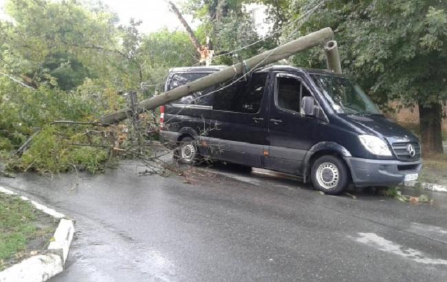 В Кировоградской области бетонный столб упал на автобус с пассажирами во время ливня (фото)
