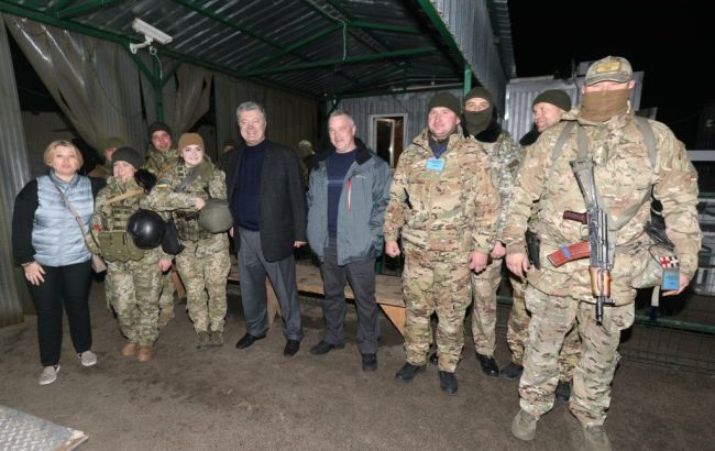 Порошенко у Станиці Луганській: розведення відбулося лише з українського боку