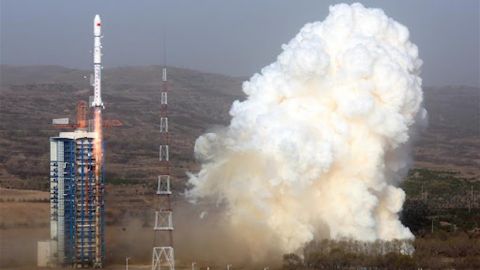 Китай запустил на орбиту группу спутников